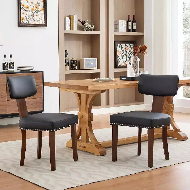 Sedie da pranzo moderne in pelle, schienale curvo imbottito, struttura in legno massello e borchie, capacità 120 kg