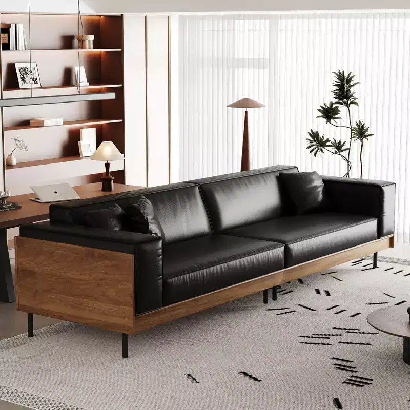 Divano moderno in pelle largo 270 cm con struttura in legno massello, gambe in metallo e 3 cuscini decorativi, nero
