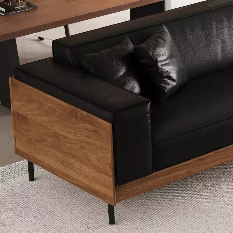 Divano moderno in pelle largo 270 cm con struttura in legno massello, gambe in metallo e 3 cuscini decorativi, nero
