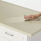 Isola da Cucina Bianca con Top Effetto Pietra, Vani Multi-cassetto, Prese Elettriche e Facile da Pulire