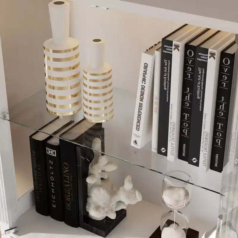 Vetrina Alta Bianca con Illuminazione a LED, Teche in Vetro con Cassetto per Oggetti da Collezione, Libri e Decorazioni Domestiche