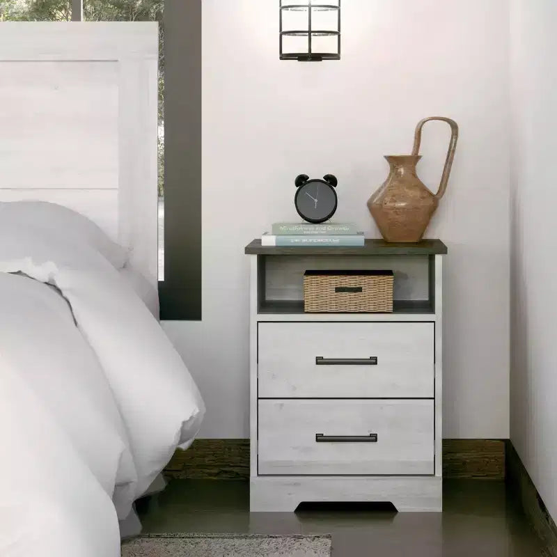 Comodino rustico Ridge Farmhouse con 2 cassetti e vano a giorno bianco anticato